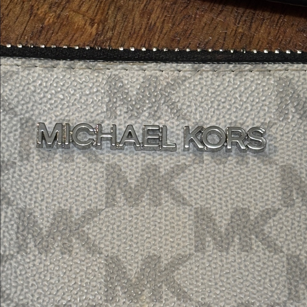 Michael Kors Ivory Jet Set MK Logo Wristlet - Picture 2 of 11